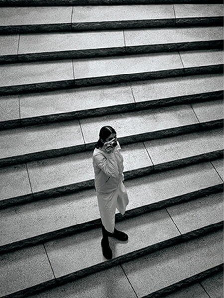 femme dans les escaliers avec un appareil photo