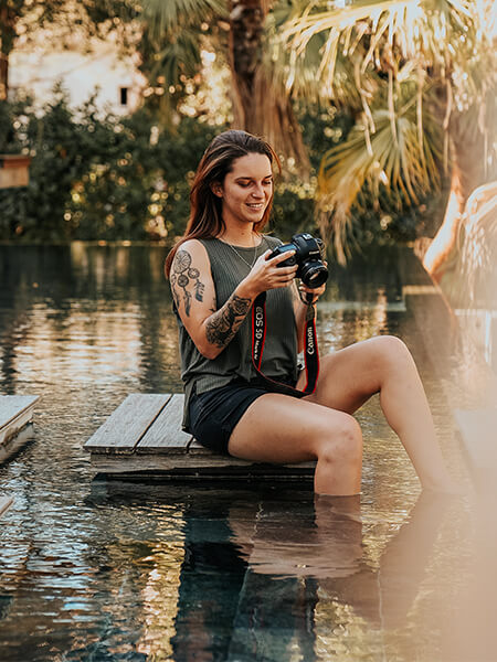 femme photographe avec boitier canon sur l'eau