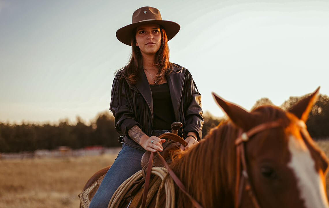 femme sur un cheval style western