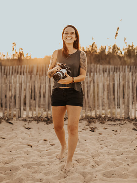 femme photographe avec boitier canon sur la plage