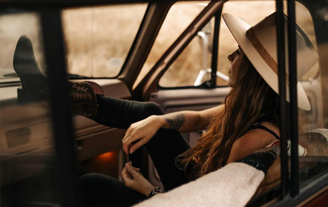 femme botte western dans une voiture