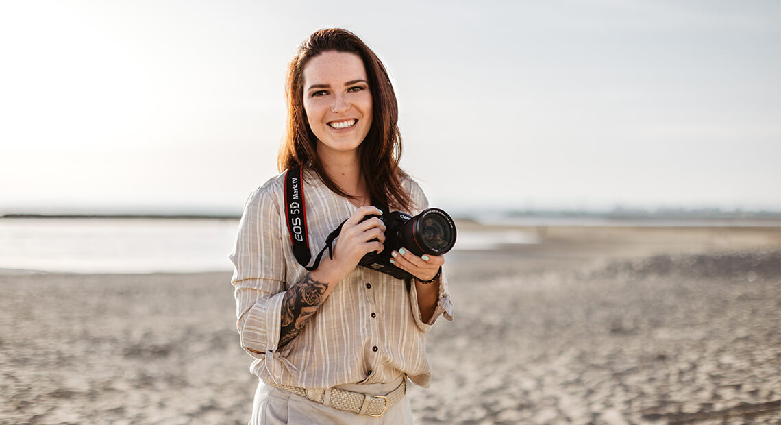 Alexandra Dubois, femme photographe avec boitier canon