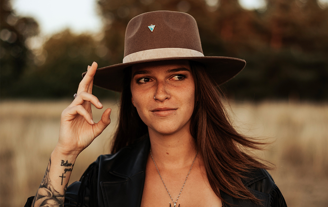 femme avec un chapeau western