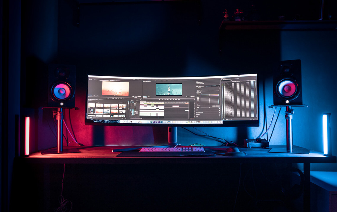 bureau avec un écran et des enceintes