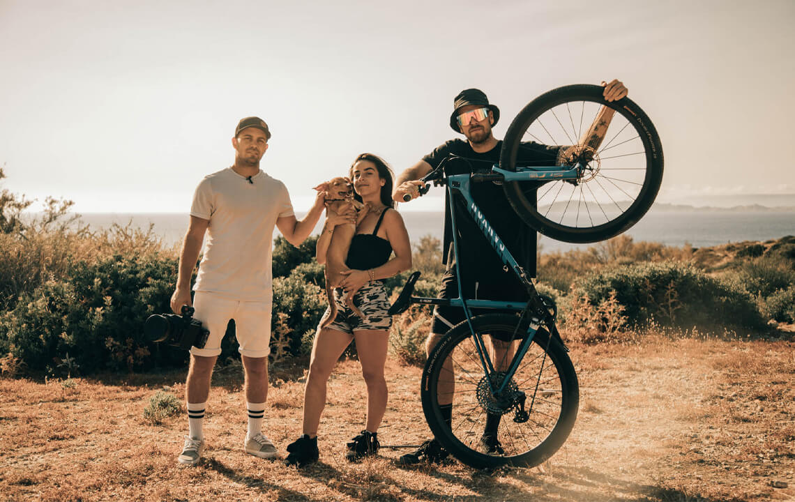 trois personne avec un vtt et un chien