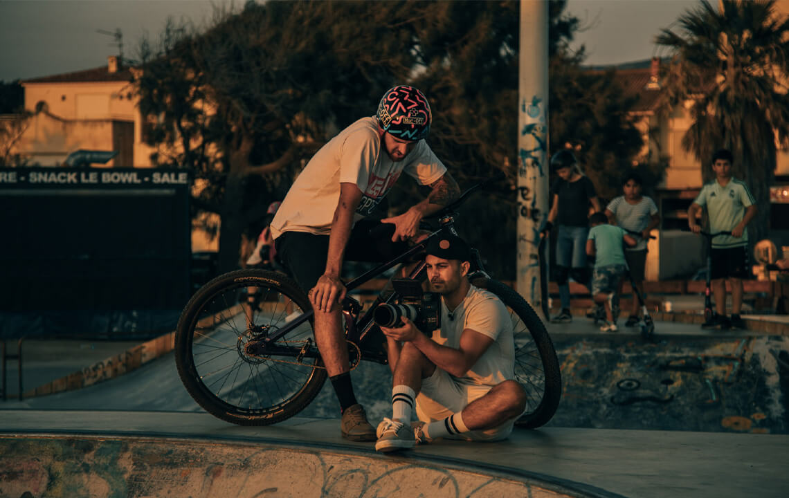 deux hommes qui film un VTT freestyle