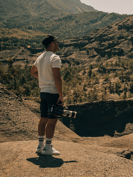 Homme avec une caméra qui regarde au loin