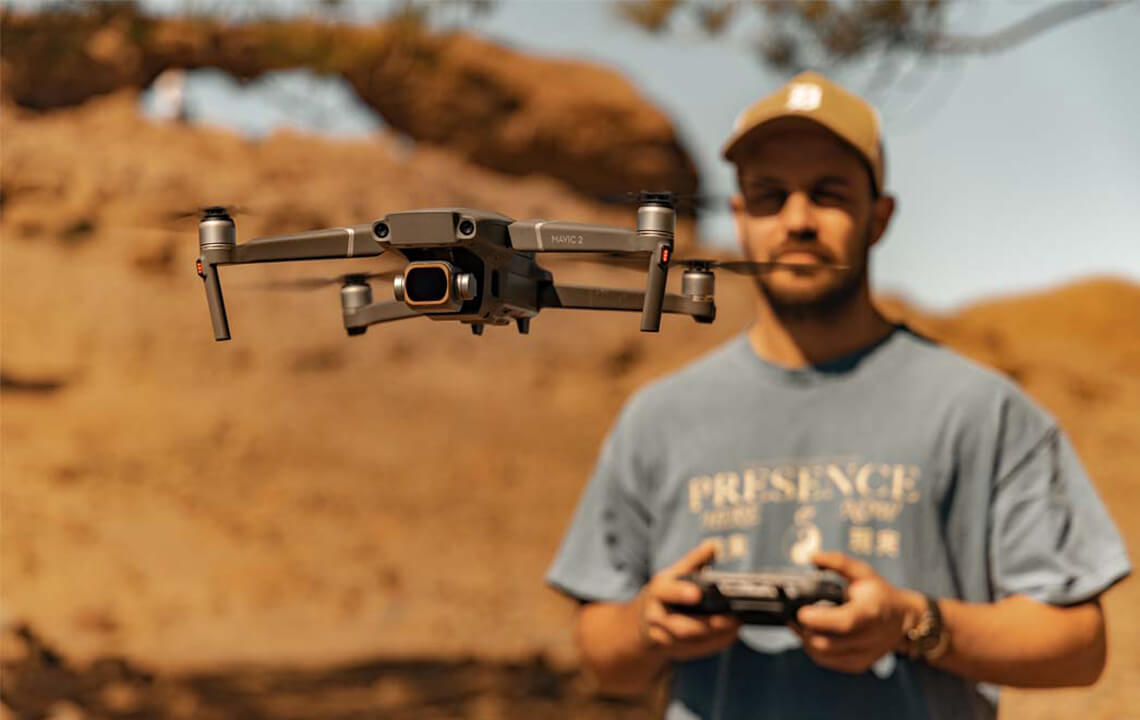 homme qui pilote un drone