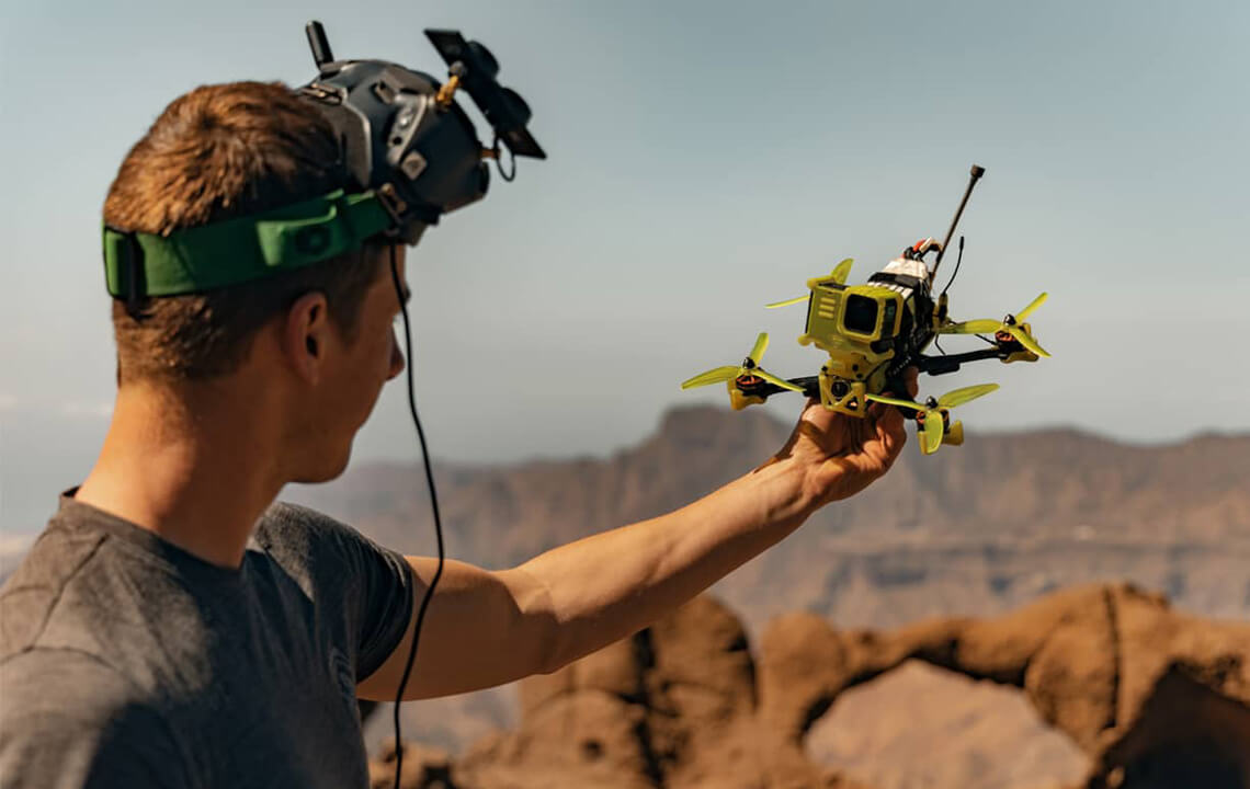 homme qui pilote un drone FPV