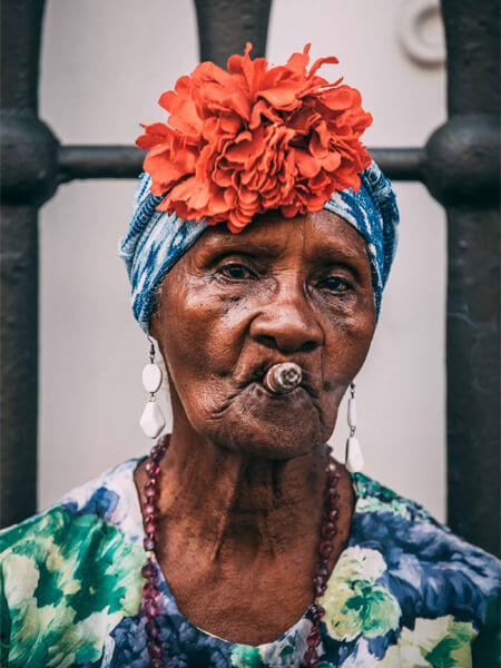 portrait femme à Cuba avec cigare