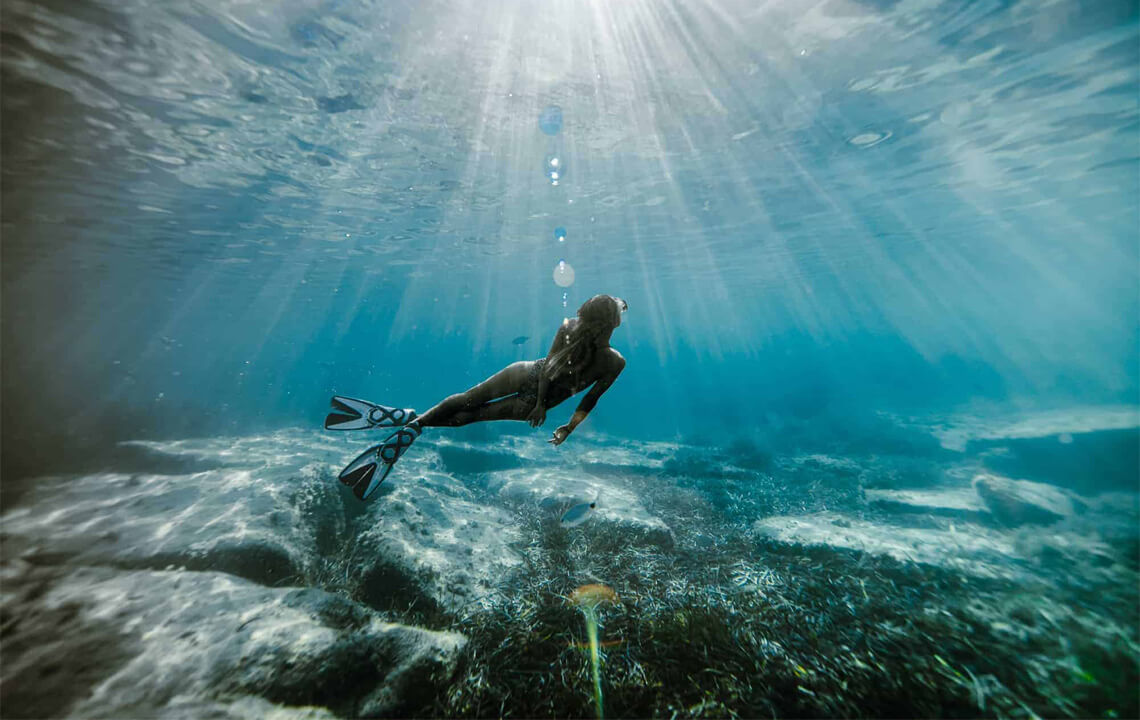 photo sous marine d'une femme dans l'océan