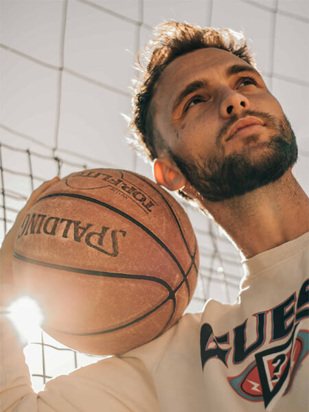 homme avec un ballon de basket