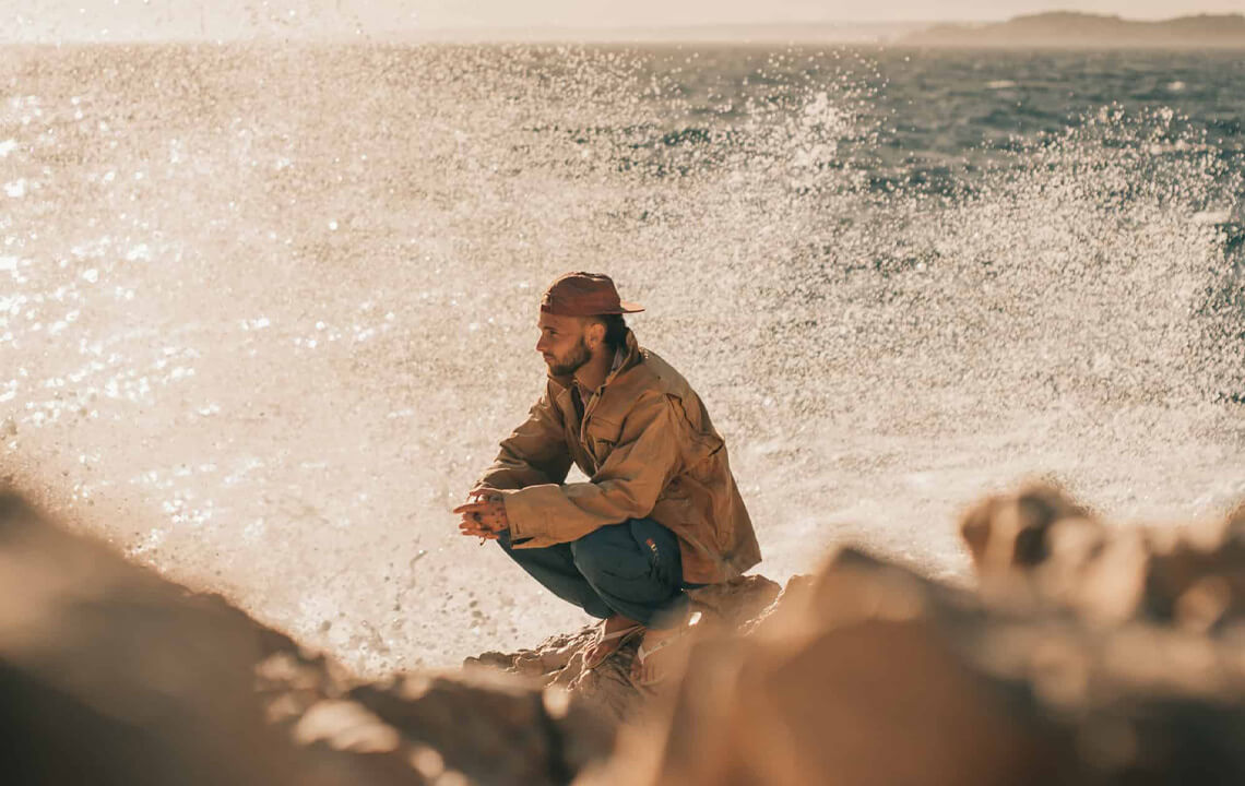 homme qui regarde la mer