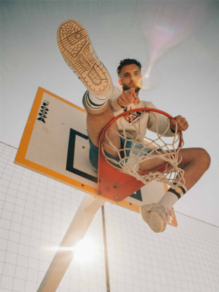 homme assis sur un panier de basket