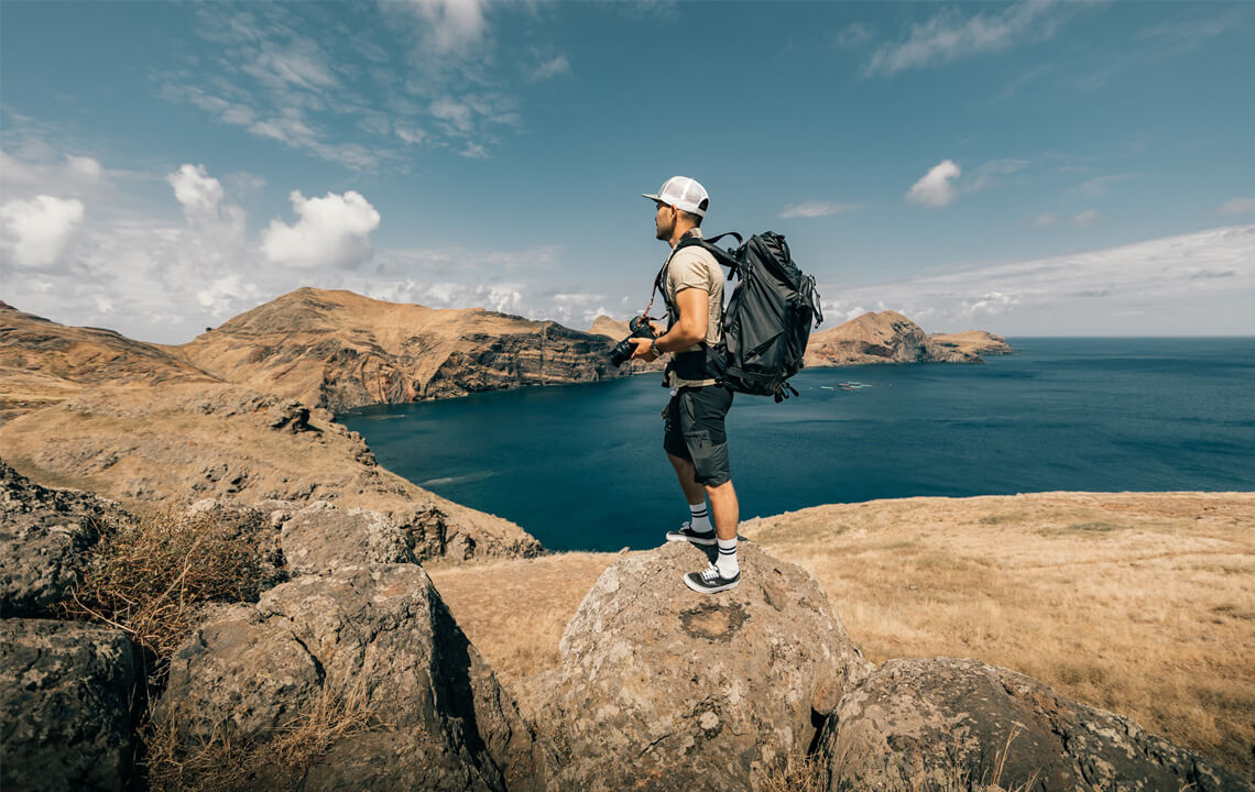 homme avec une caméra sur une île