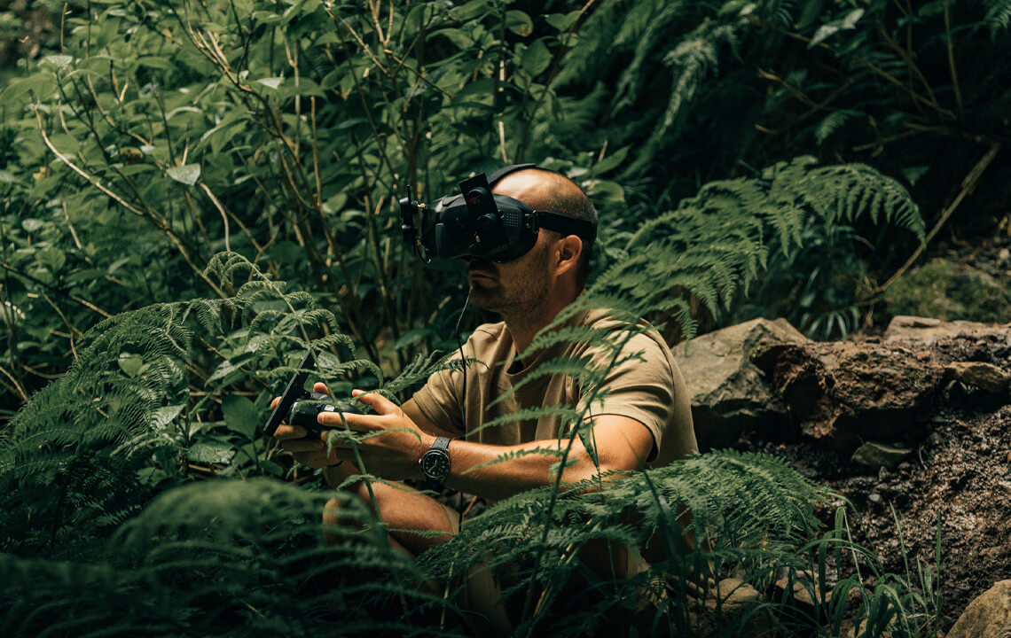 homme assis dans la forêt faisant du FPV