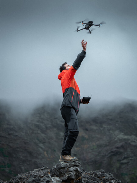 Homme avec un drone sur une montagne