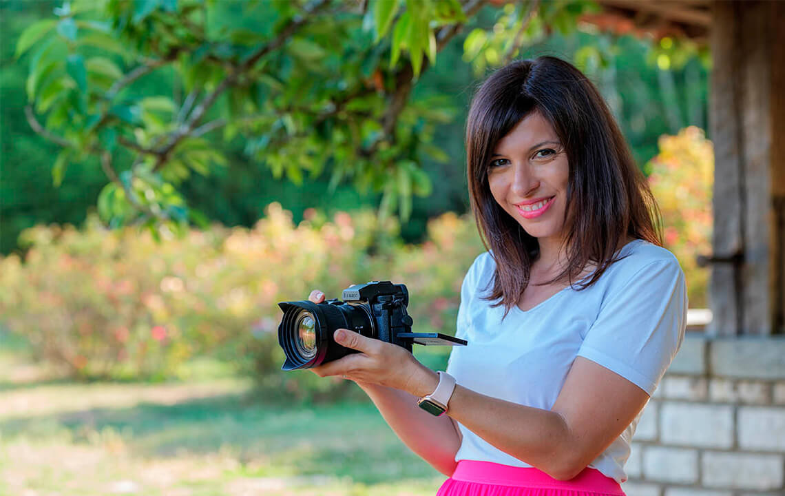 femme photographe avec boitier lumix S