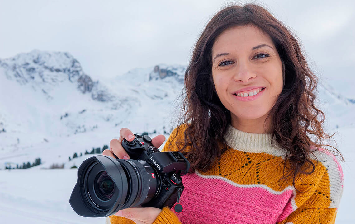 femme photographe neige avec boitier lumix