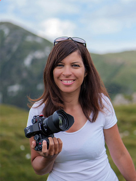femme photographe à la montagne