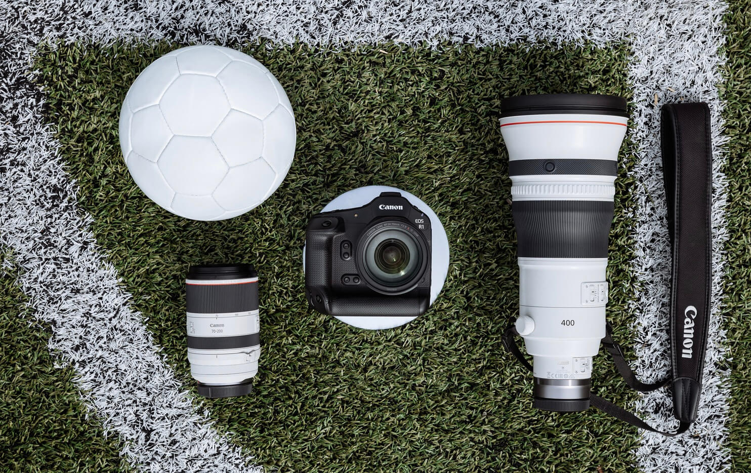 Canon EOS R1 posé sur un terrain de football