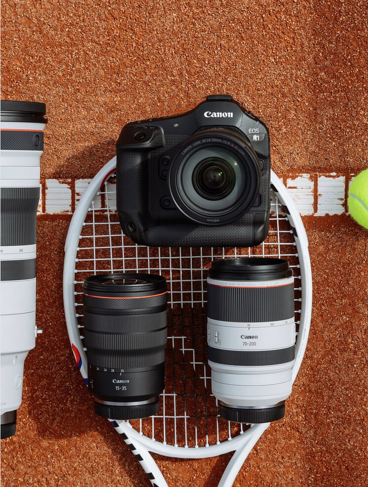 Boîtier Canon EOS R1 posé sur une raquette de tennis