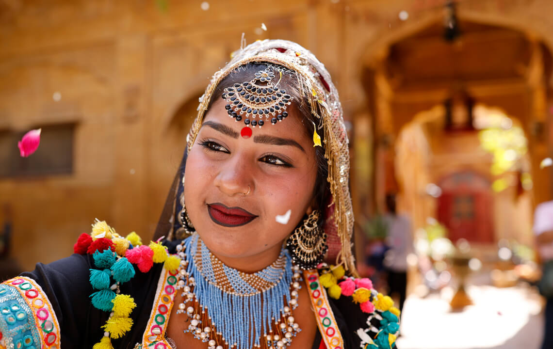 visage d'une femme indienne avec des bijoux