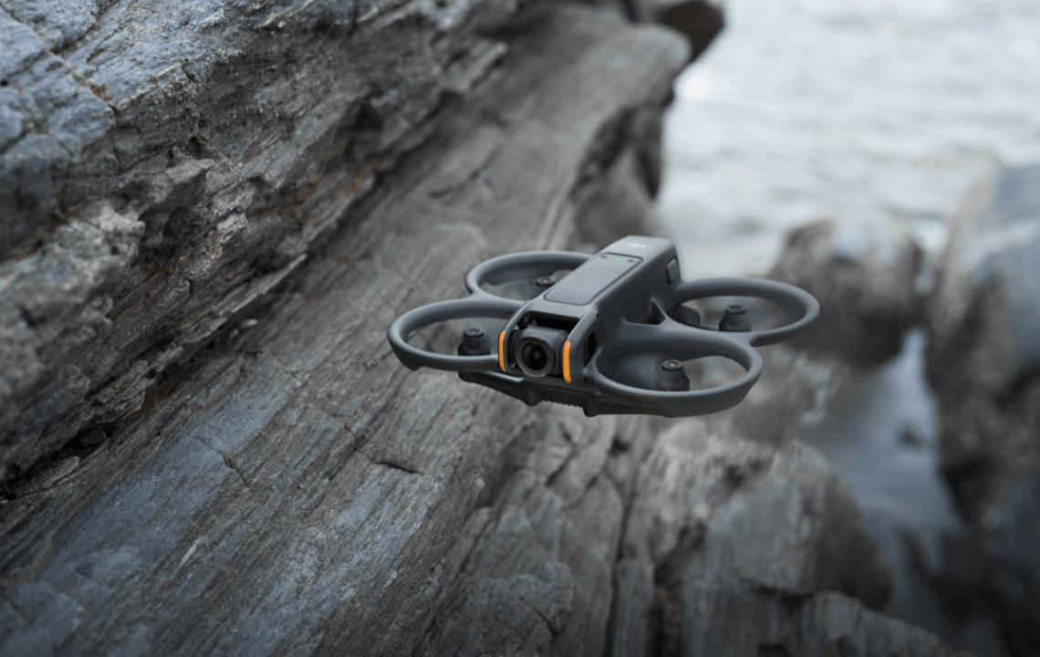 Drone DJI FVP Avata 2 en vol au dessus d'un rocher