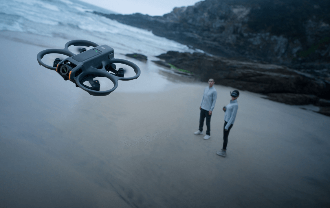 DJI Avata 2 en vol au dessus du pilote