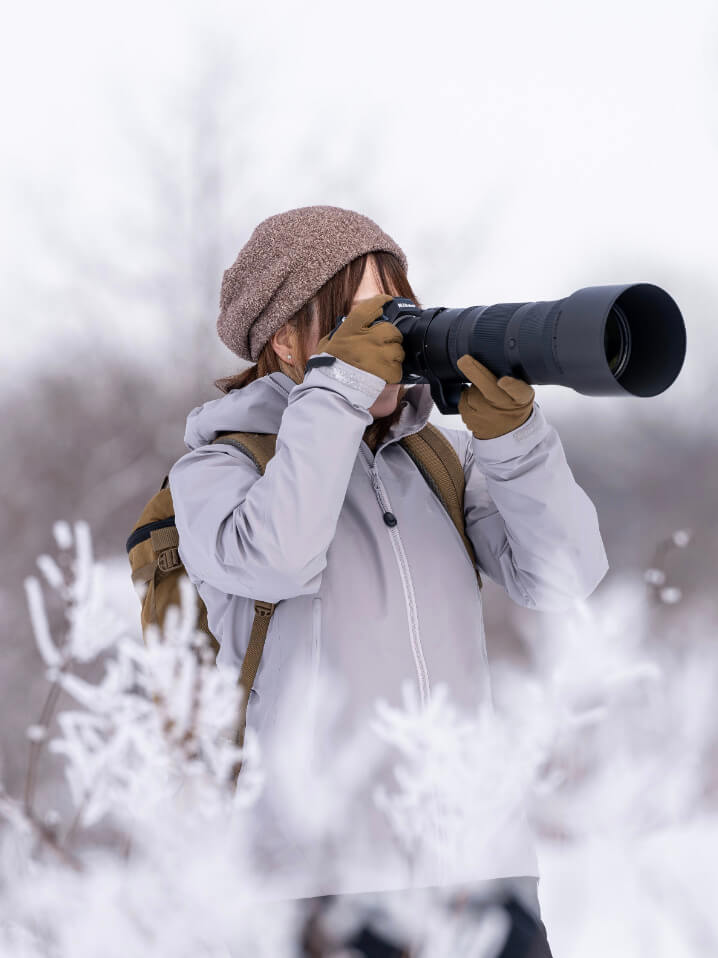 Photographe dans la neige avec le Nikon Z6 III