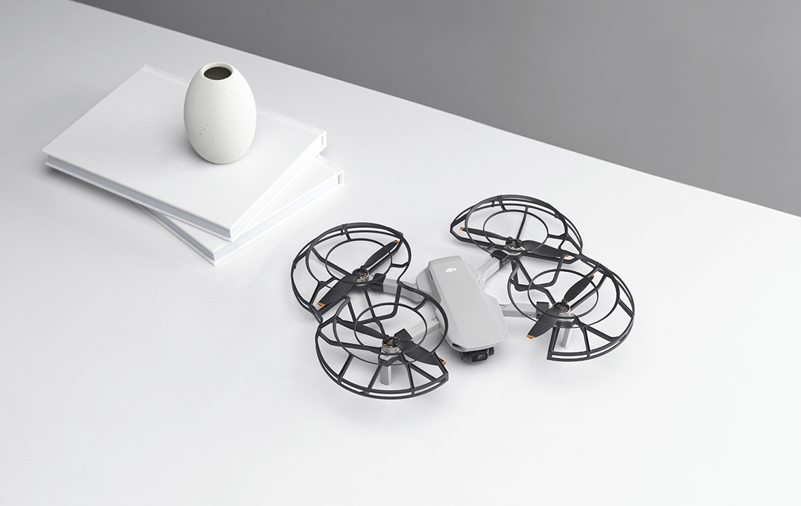 Accessoires pour drone dji mini 2 se sur table blanche
