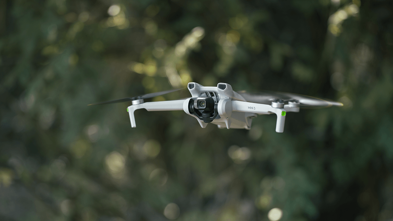 Drone DJI Mini 3 en vol stationnaire 