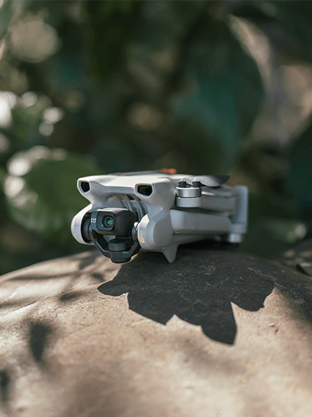 Drone DJI Mini 3 replié sur un rocher 