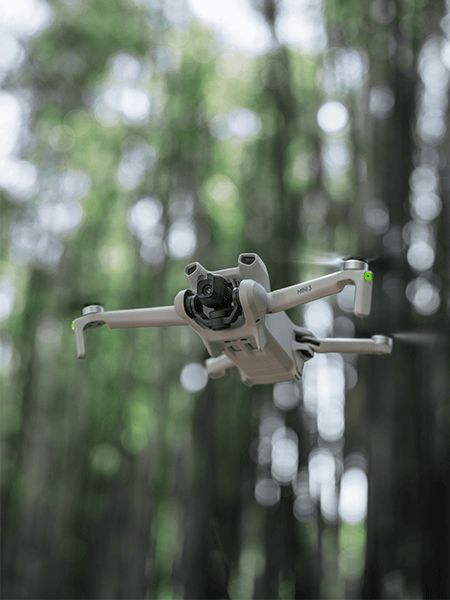 Drone DJI Mini 3 en plein vol 