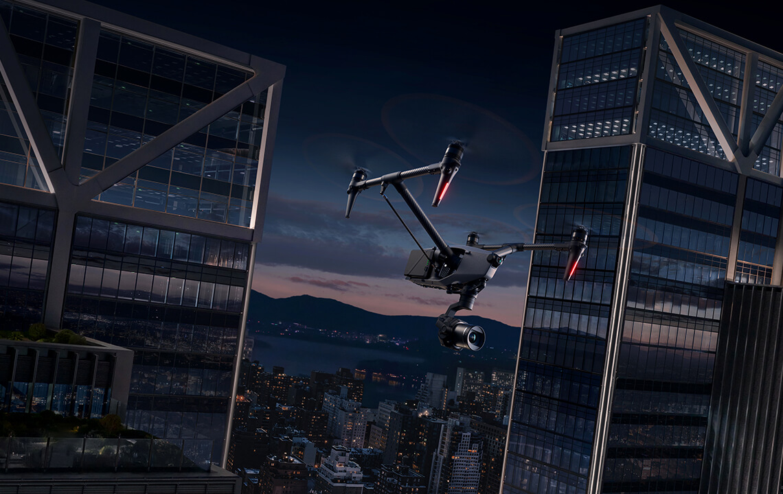 Nouveau drone DJI Inspire 3 en vol en pleine nuit au coeur de la ville 