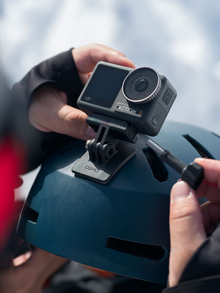 Nouvelle caméra DJI Osmo Action 4 montée sur un casque de ski 