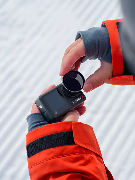 Nouvelle caméra DJI Osmo Action 4 avec un filtre sur l'objectif dans la neige