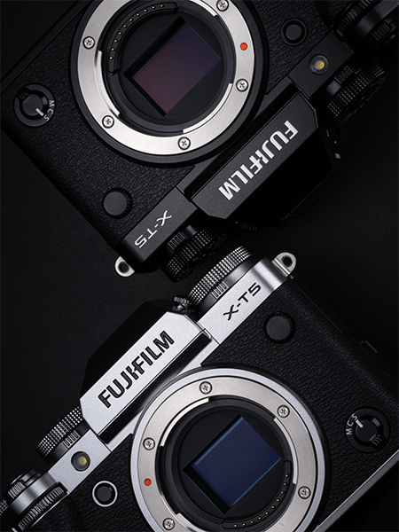 Deux appareils photo Fujifilm X-T5 sur fond noir