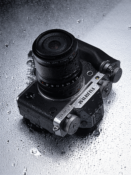 Objectif Fujifilm 30mm macro sur appareil X-T5 sur fond avec de l'eau