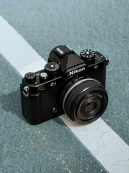 Nouveau boîtier Nikon Zf noir avec objectif 40mm