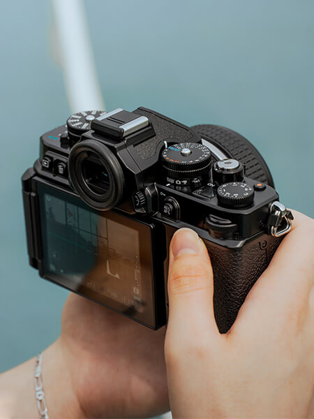 Nouveau boîtier Nikon Zf noir avec 40mm dans la main