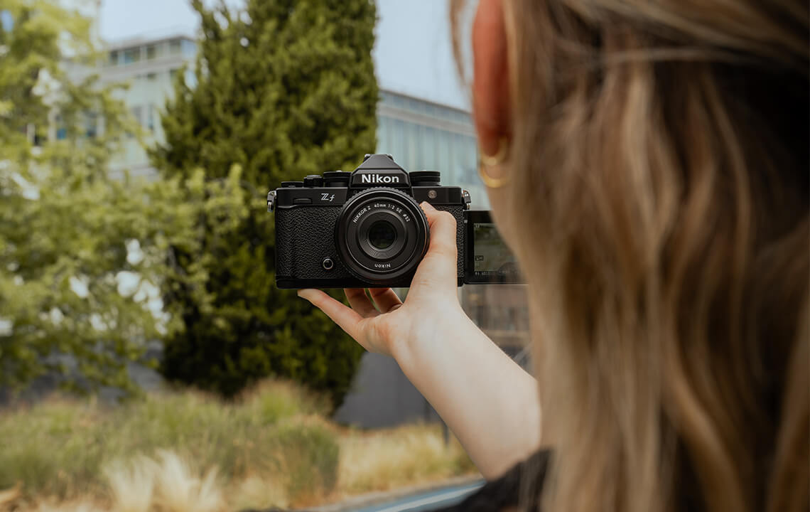 Nouveau Nikon Zf avec objectif 40mm en train de vloguer avec écran retourné 