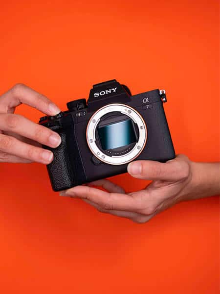 Sony A7IV sur fond orange